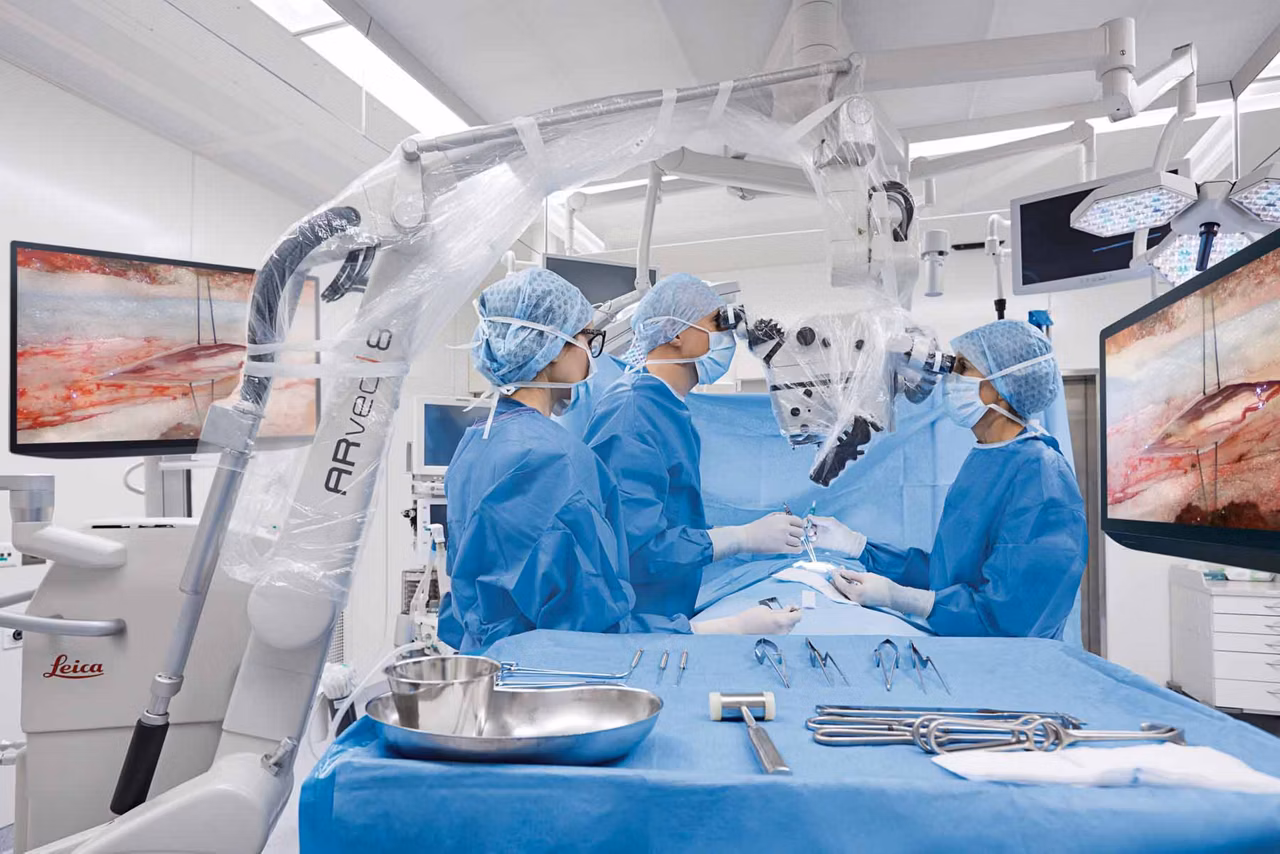 ARveo 8 Surgery Scene With 3 HCPs Kid21755446