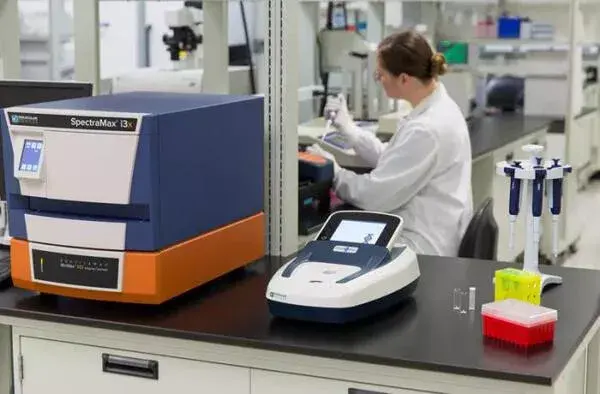 SpectraMax® QuickDrop Micro-Volume Spectrophotometer